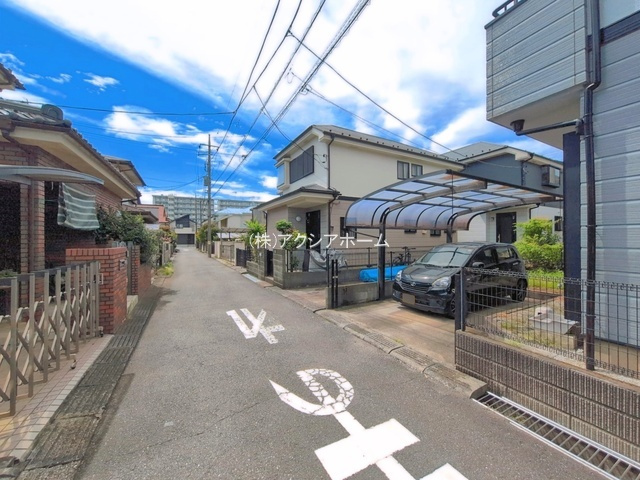 所沢市下安松　中古一戸建　～リフォーム実施～の前面道路含む現地写真