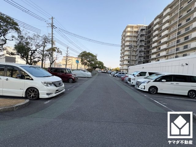 パレス南塚口2号棟の駐車場