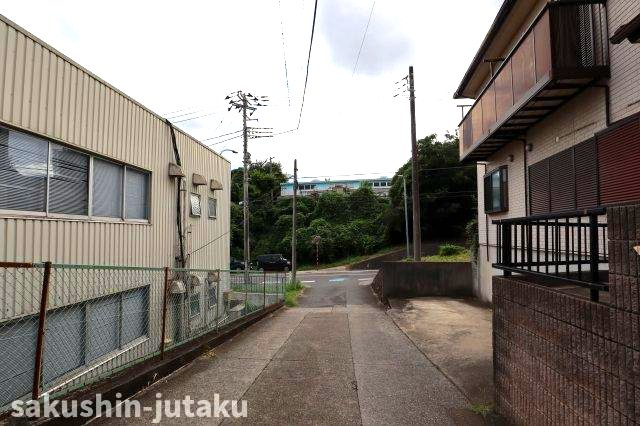 天戸町　中古戸建の前面道路含む現地写真|南東側約４ｍ公道面　間口約14.7ｍ