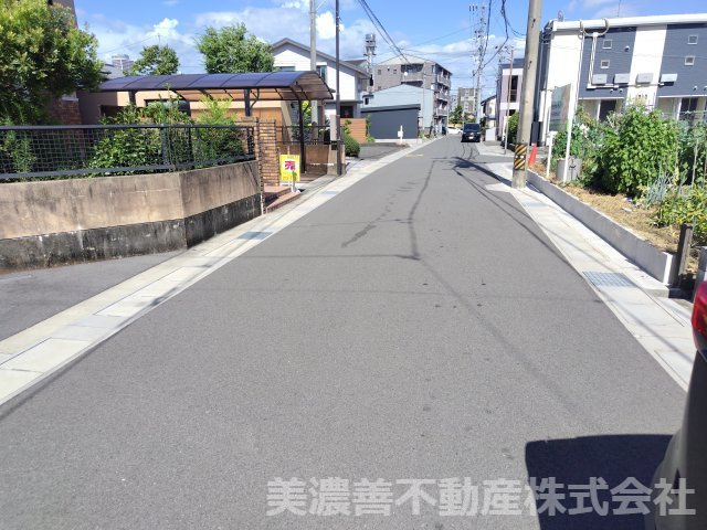 ６６５１１　岐阜市六条東中古戸建ての前面道路含む現地写真