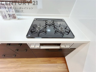多数の調理器具を同時に使用でき、料理の効率化が可能。省エネで節約になり、様々な料理スタイルに適応できます。また、火力調整が独立しており、手入れや掃除もしやすく、今よりもっとお料理が楽しくなるかも。