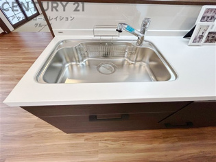 大きなシンクでお鍋などの大きな調理器具を洗う際にも便利です。