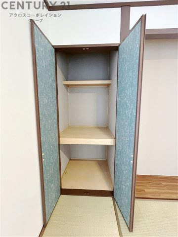 押入れは季節の衣類、寝具などを収納できます。伝統的な美しさと実用性が融合し、収納物を保護する調湿・換気効果があります。使い方によっては書類や小物なども効果的に整理でき空間を有効活用できます。