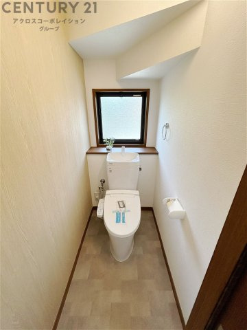 温水洗浄便座付トイレは温水洗浄機能により、暖かい水でおしりを洗浄することができ、冷たい水を使う従来の便座に比べ、温水洗浄機能で暖かいトイレを提供し、快適な使用を可能にします。