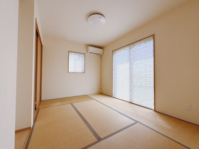 【中古戸建】本庄市今井　の和室|■1階和室｜リビングと繋がっている和室は、お子様の様子を見守りながらお洗濯物を畳んだり、家事の合間のちょっとした休憩やのんびりお昼寝にも♪セカンドリビングとしてもお使いいただけます。