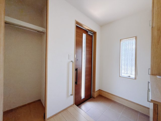 【中古戸建】本庄市今井　の玄関|■玄関｜毎日の「いってらっしゃい」や「お帰りなさい」を大切なご家族と過ごす玄関は〈使いやすさ〉を追求しております。玄関横の物入は急な来客時でもさっとお片付けできるスペースを確保しています。
