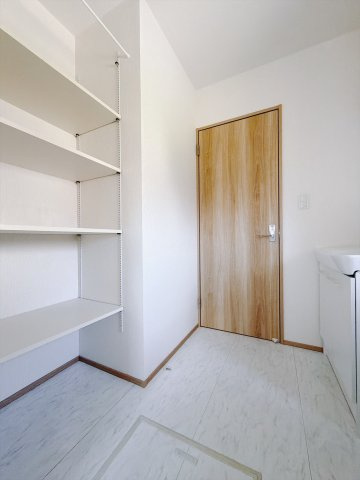 【中古戸建】本庄市今井　の独立洗面台|■洗面室｜洗面所には可動棚付きのリネンスペースを設けました。着替えやタオル、買い置きの洗剤をたくさんしまえる空間です。