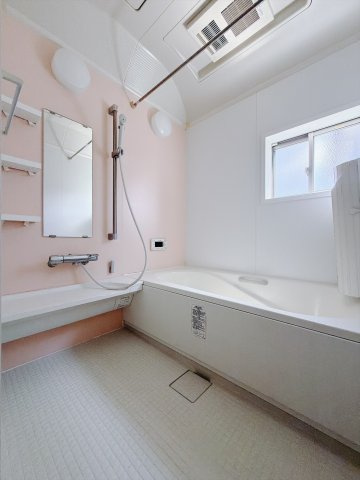 【中古戸建】本庄市今井　の浴室|■浴室｜デザイン性に優れた浴室♪1日の疲れを癒す、ゆったりとしたバスタイムをぜひお過ごしください(*＾＾*)大きな窓付きで嬉しい♪