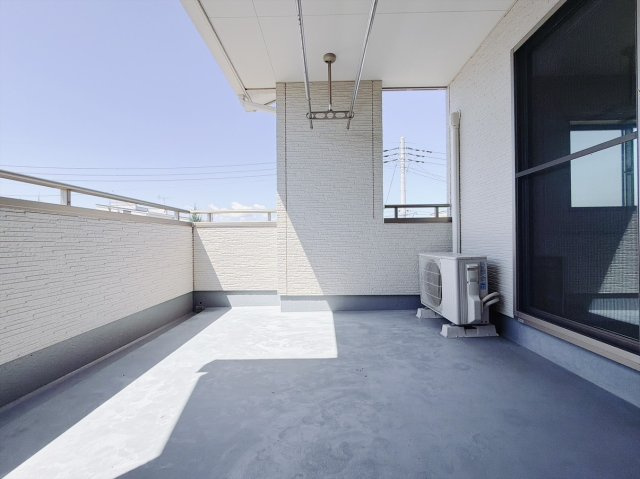 【中古戸建】本庄市今井　のバルコニー|■バルコニー｜ワイドバルコニーは、溜め込んでしまったお洗濯物を一気に干すことができるくらいのスペースがあります。二部屋から出入り可能なのでお布団などもラクラク干せますね♪