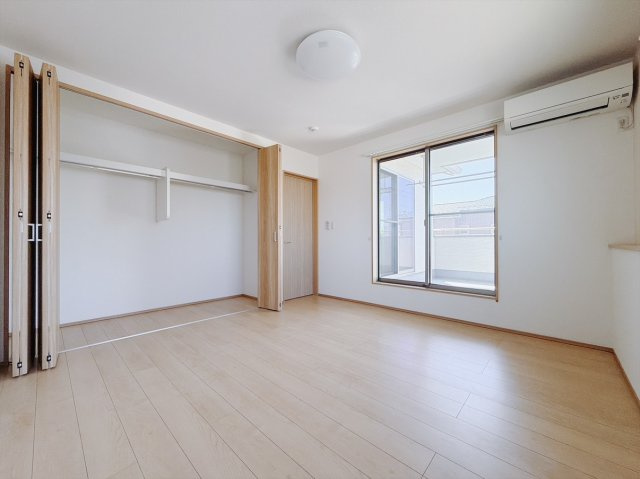 【中古戸建】本庄市今井　の寝室|■主寝室｜広い寝室ならインテリアも自由自在にお楽しみいただけます♪お外から帰ってきた後は寝室でゆっくり自分の時間をお過ごしください。