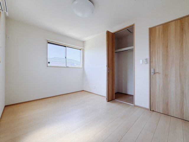 【中古戸建】本庄市今井　の洋室|■2階洋室｜お子様の一人部屋にピッタリな洋室。木のぬくもりを感じるフローリングは、天然木の味わいが時とともに深みを増していきます。また、傷にも強く、フリーワックスでお手入れもラクラクです♪