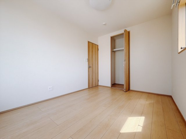 【中古戸建】本庄市今井　の洋室|■2階洋室｜子供部屋のメリットは「自立心を養うことができる」「自分で整理整頓できるようになる」そして、お子様が成長した際には「プライバシーを確保できる」といい事だらけ♪