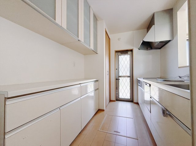 【中古戸建】本庄市今井　のキッチン|■キッチン｜ワークトップの幅が広く、お子様といっしょにお料理をつくったり、ちょっとしたパーティーも楽しめます。フラットなのでお掃除がしやすいのもポイントです♪