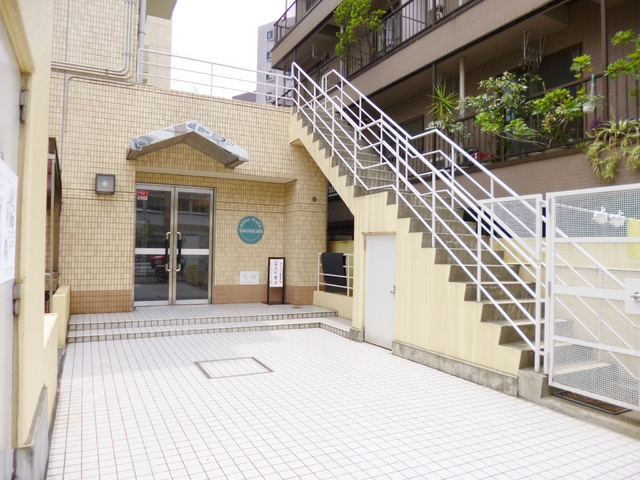ロイヤルプラザ滝野川の外観|出入り口付近です☆