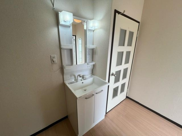 調布市入間町３丁目のアパートの洗面所