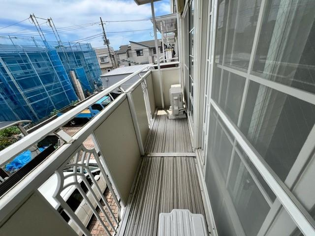 調布市入間町３丁目のアパートのバルコニー