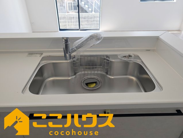 読谷村伊良皆195番　新築戸建て　全2棟　A号棟のキッチン|洗い物のしやすいワイドシンク
