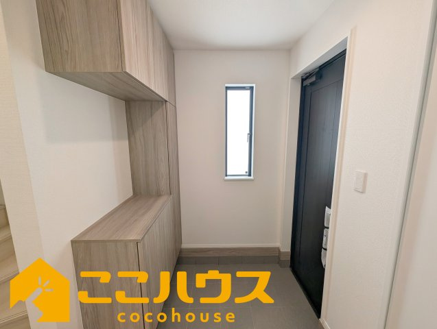 読谷村伊良皆195番　新築戸建て　全2棟　A号棟の玄関|大容量のシューズボックス
