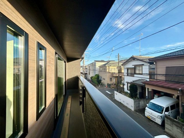 【仲介手数料無料】富士見市鶴瀬西第9期のバルコニー|横に広い屋根付きバルコニーです！
日当たり抜群！！