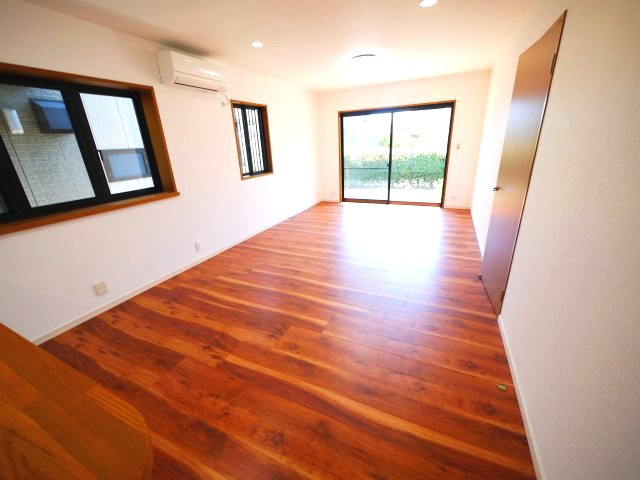 大網白里市みどりが丘　中古戸建の居間・リビング|内外装リフォーム済み令和8年3月 積水ハウス軽量鉄骨  都市ガス上下水 電動シャッター 駐車2台可能