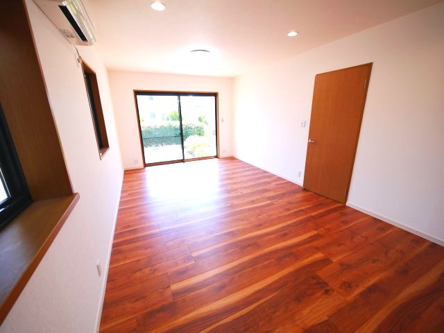 大網白里市みどりが丘　中古戸建の居間・リビング|内外装リフォーム済み令和8年3月 積水ハウス軽量鉄骨  都市ガス上下水 電動シャッター 駐車2台可能