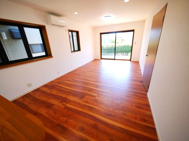 大網白里市みどりが丘　中古戸建の居間・リビング|内外装リフォーム済み令和8年3月 積水ハウス軽量鉄骨  都市ガス上下水 電動シャッター 駐車2台可能