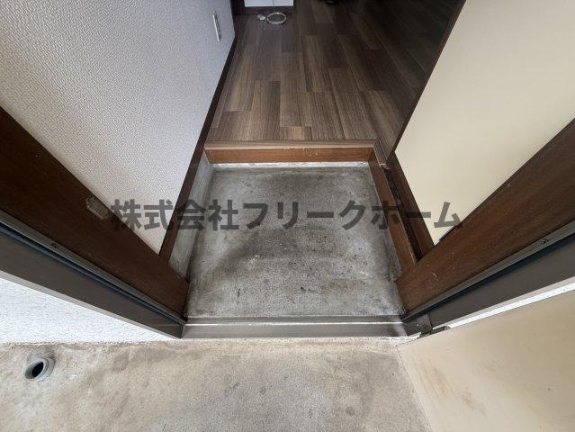 三鷹市上連雀８丁目のアパートの玄関