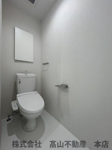 ネオラ　レイ　マテリアAのトイレ|2階、3階の2か所にトイレ完備★