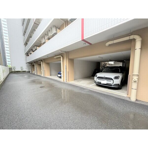 セレニテ新大阪カルムの駐車場