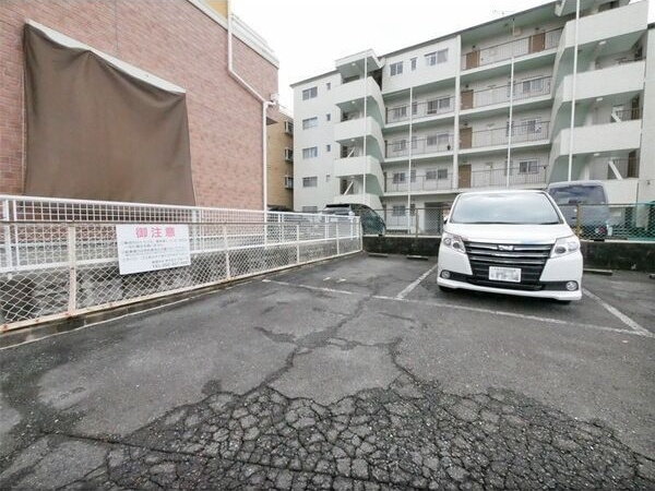 メゾン五反田の駐車場