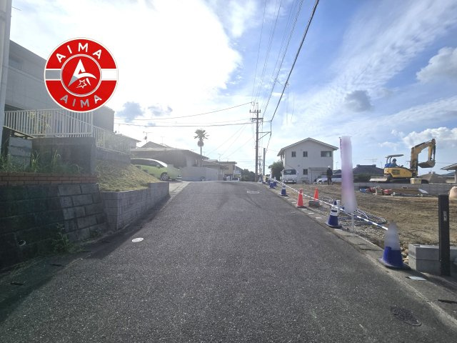 糟屋郡宇美町障子岳南1丁目第1-3棟（1号棟）の外観|前面道路含む現地の写真です。
