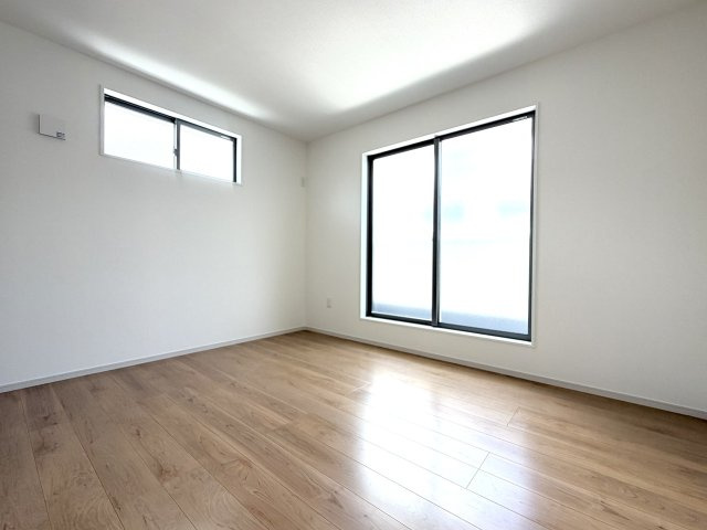 嵐山茶尻町の洋室|木目や白を基調としたシンプルな仕上がりの洋室はインテリアプランを考えやすいのが魅力！（R8.8撮影）