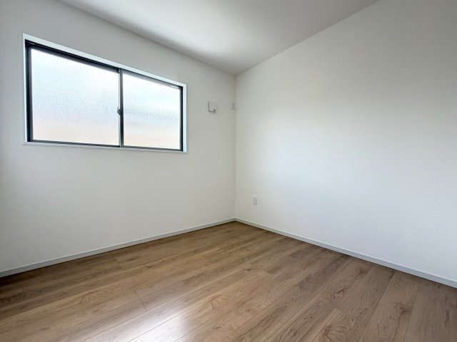 嵐山茶尻町の洋室|2階は全部で4部屋ございます。お子様の一人部屋やリモートワーク用のお部屋をつくったりなど…ライフスタイルに合わせてお使いいただけます♪（R8.8撮影）