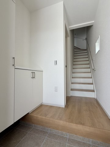 嵐山茶尻町の玄関|住まいの「顔」となる玄関。スッキリした玄関にできるシューズボックスは欠かせない存在ですね♪（R8.8撮影）