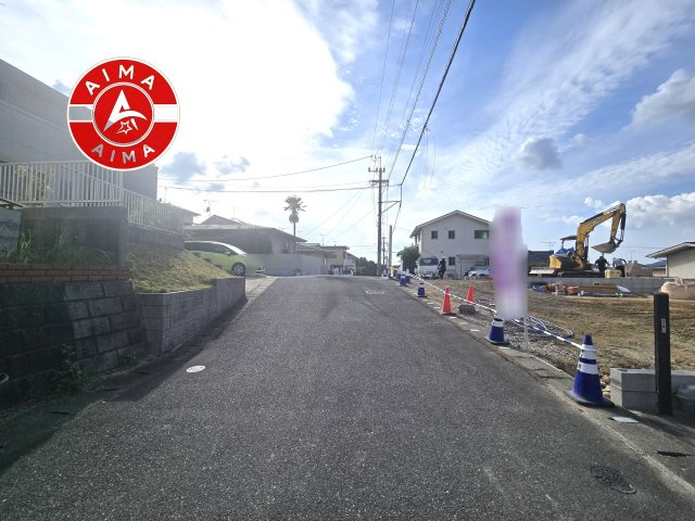 糟屋郡宇美町障子岳南1丁目第1-3棟（2号棟）の外観|前面道路含む現地の写真です。