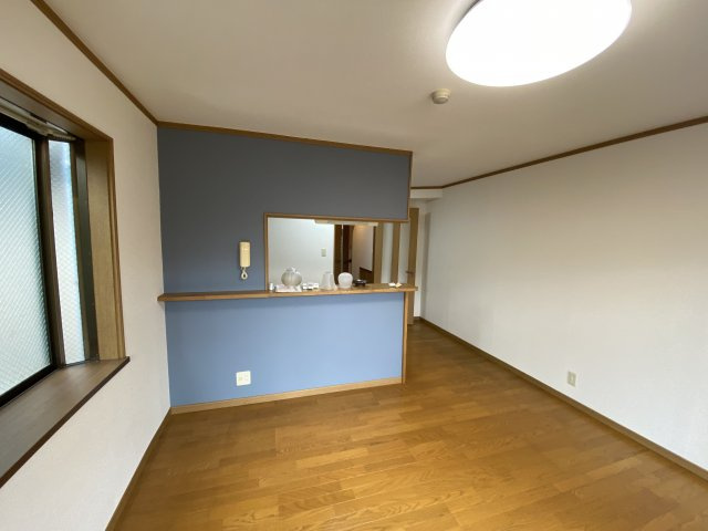 調布市下石原１丁目のテラスの居間・リビング|※別号室参考写真です