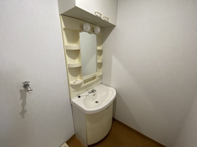 調布市下石原１丁目のテラスの独立洗面台|※別号室参考写真です