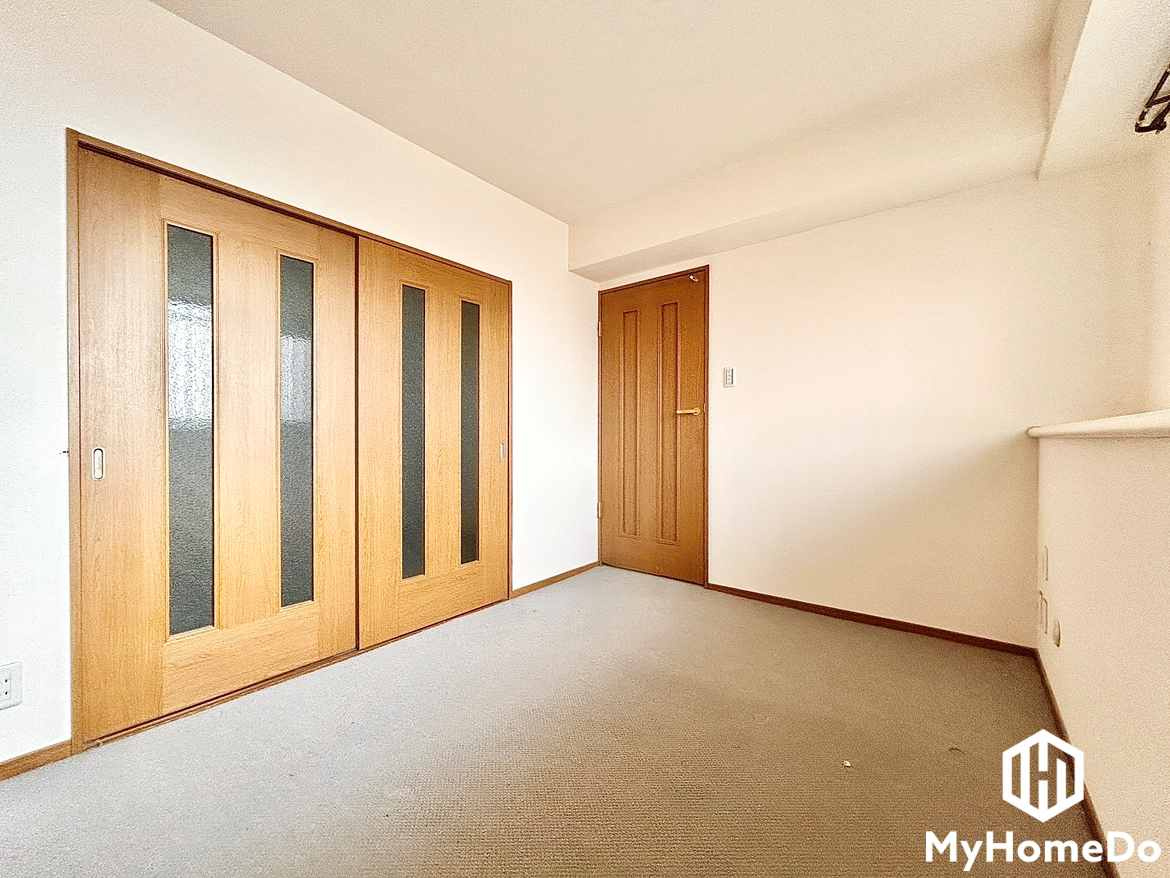 カーサ日新篠木の子供部屋|柔らかな光が差し込む洋室、快適で落ち着いた住まい