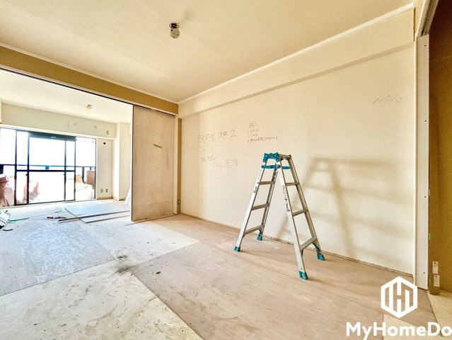 カーサ日新篠木の子供部屋|柔らかな光が差し込む洋室、快適で落ち着いた住まい