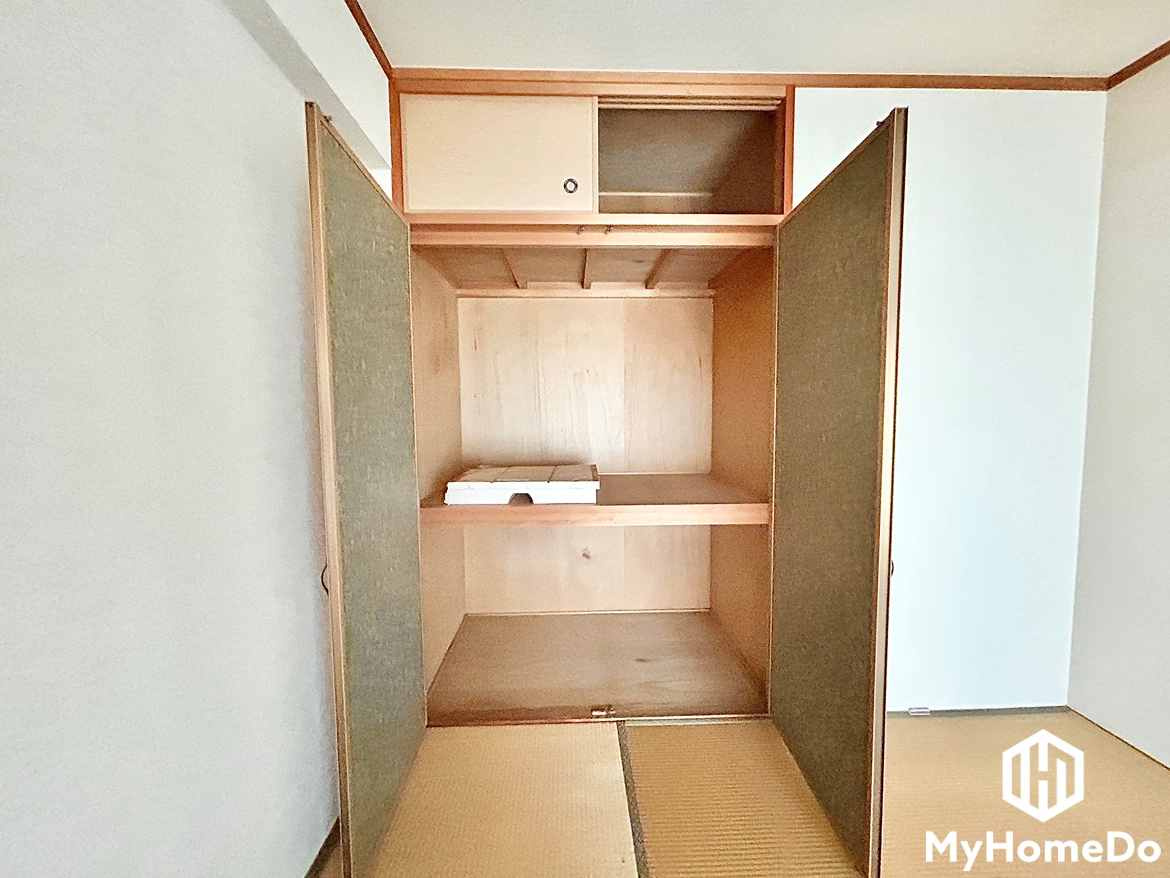カーサ日新篠木の収納|シーズンオフの家電やスーツケースなども収納できるスペースです