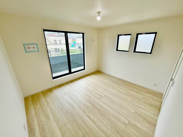 【仲介手数料無料】和光市新倉3期―新築分譲住宅―限定1棟の洋室|南向きバルコニーと大きな窓が生む、明るく伸びやかな居室。2面採光により光と風が巡り、時間とともに表情を変える住空間に。毎日をやさしく包み込む、上質な住まいです。