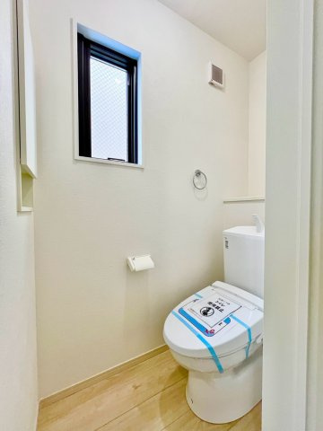 【仲介手数料無料】和光市新倉3期―新築分譲住宅―限定1棟のトイレ|窓のあるトイレで、いつでも自然換気ができる快適空間。光が差し込み、清潔感のある明るい印象です。