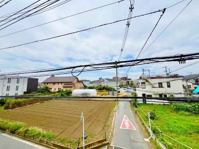 【仲介手数料無料】和光市新倉3期―新築分譲住宅―限定1棟の展望|星空が地上に映りこむかのような夜景のきらめきまで、この街ならではの美しい風景の物語が室内に展開します。手を伸ばせば、ふれることができそうな眺望も魅力。