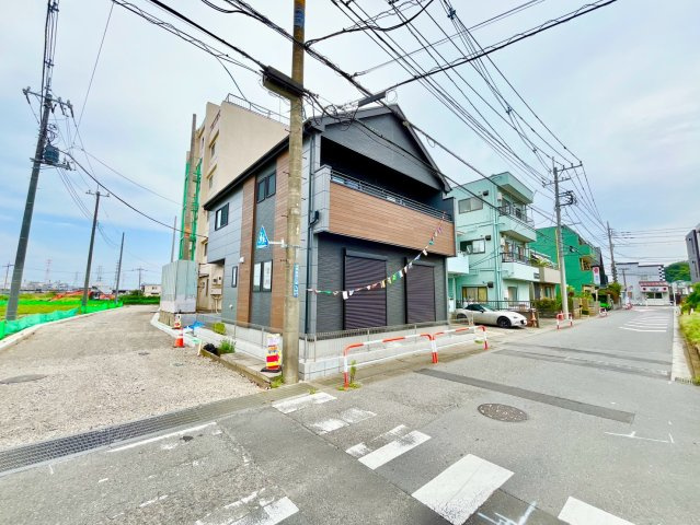 【仲介手数料無料】和光市新倉3期―新築分譲住宅―限定1棟の外観|閑静な住宅街に位置しているため、緑を眺めながら贅沢な時間をお過ごしいただけます。雰囲気の良い緑道はジョギングや毎日のお散歩コースにぴったりです。