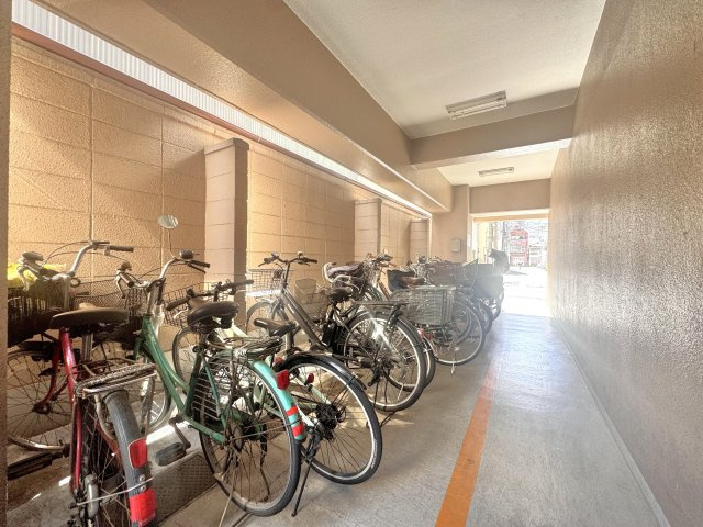 日暮里ダイヤモンドマンションの駐輪場|ドキドキの新生活も、安心してスタート。ぴったりの住まいを見つけませんか？クランディアが一緒に住まい選びをサポートします‼　まずは、お気軽にお問合せください　＃クランディア