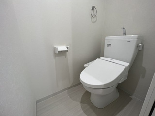 シンプルで掃除のしやすいトイレです♪
