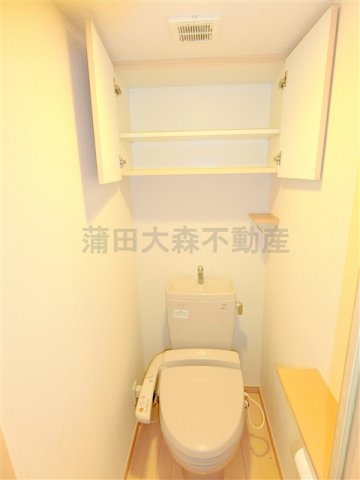 ルーブル蒲田南のトイレ|棚収納に温水洗浄便座付きのトイレ