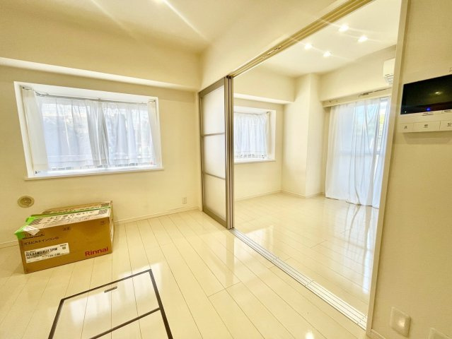 ライオンズマンション西早稲田の居間・リビング|現地写真

現地ご見学希望・資料請求などお気軽にお問い合わせ下さい！
03-5990-5201