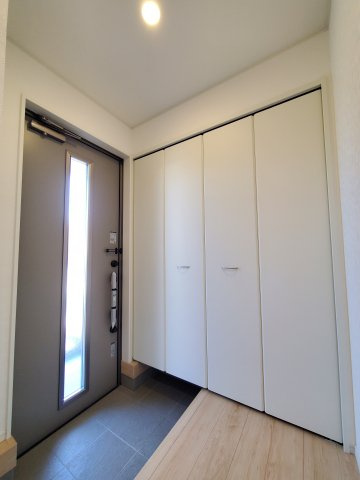 三郷市　花和田　新築戸建　全2棟の玄関|施工例です