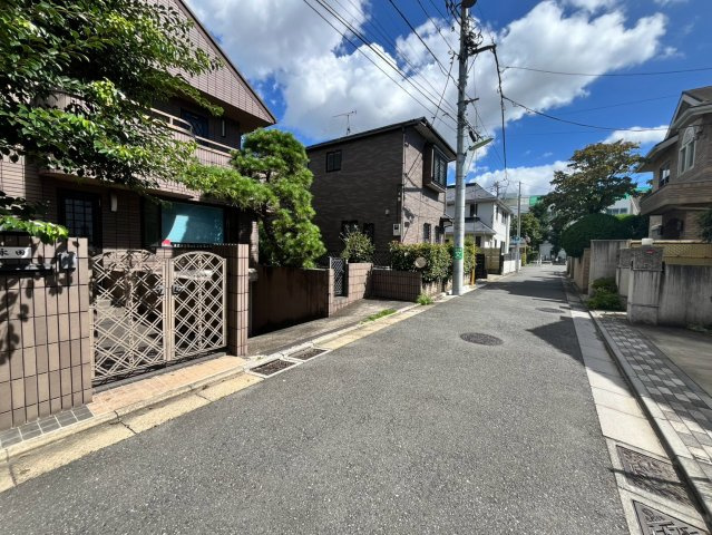 世田谷区成城9丁目　中古戸建の前面道路含む現地写真